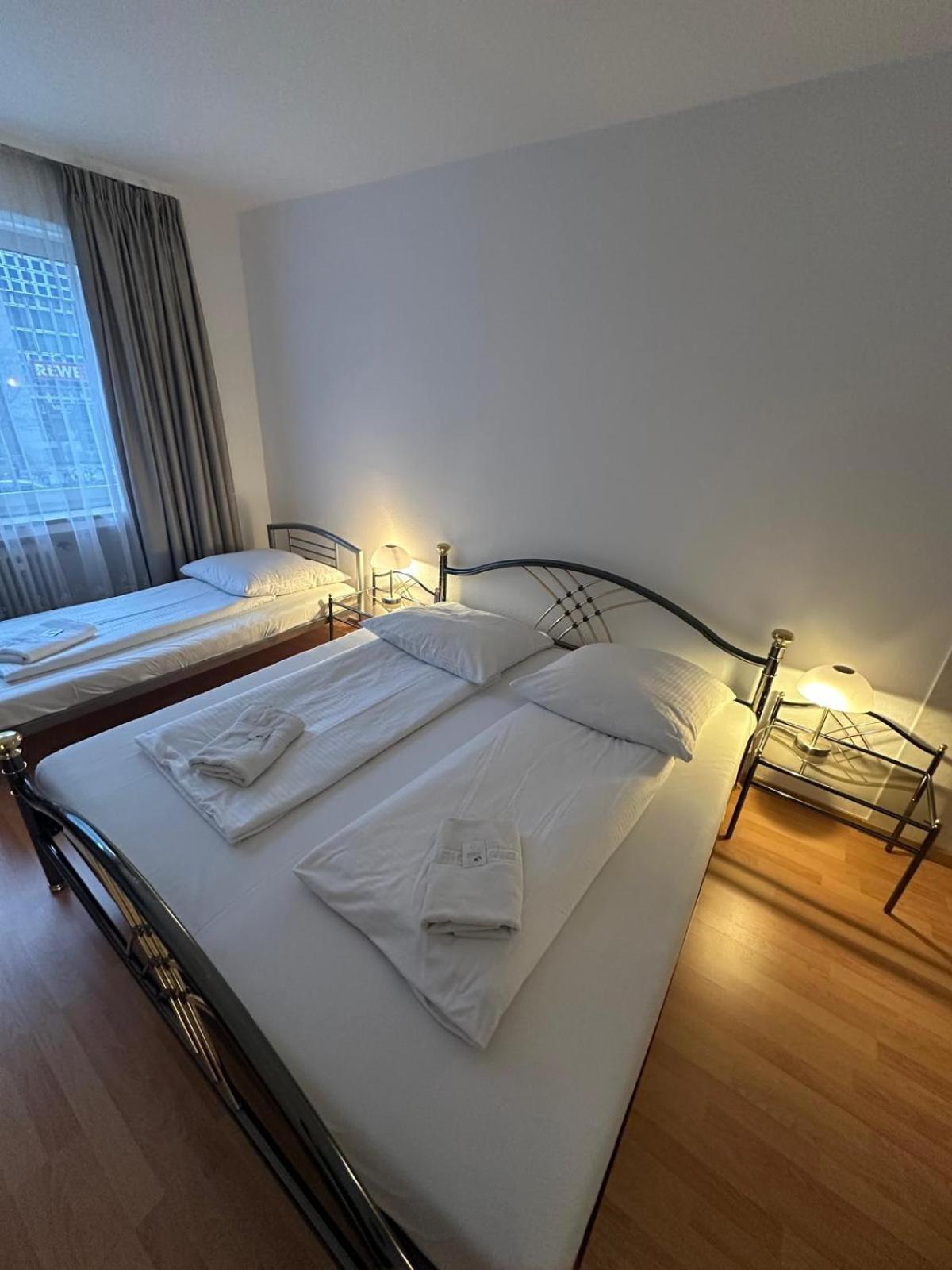 Hotel-Pension Asta Мюнхен Екстериор снимка